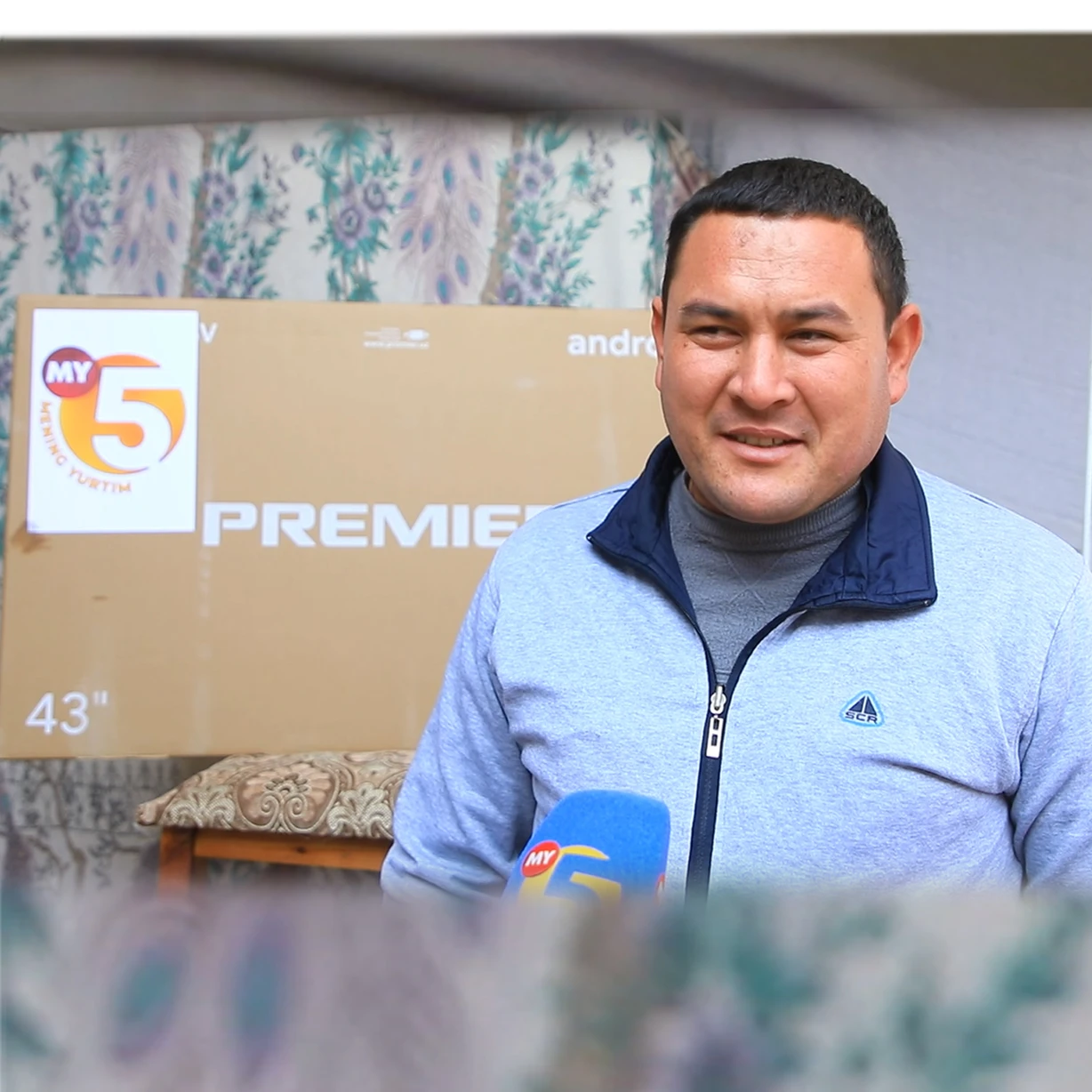 🎉 «Mening yurtim» telekanalining 11 yilligiga bag‘ishlangan aksiyada g'olib bo'lgan Namanganlik Farhodjon Tolipovga televizor yetkazib berildi 🫡