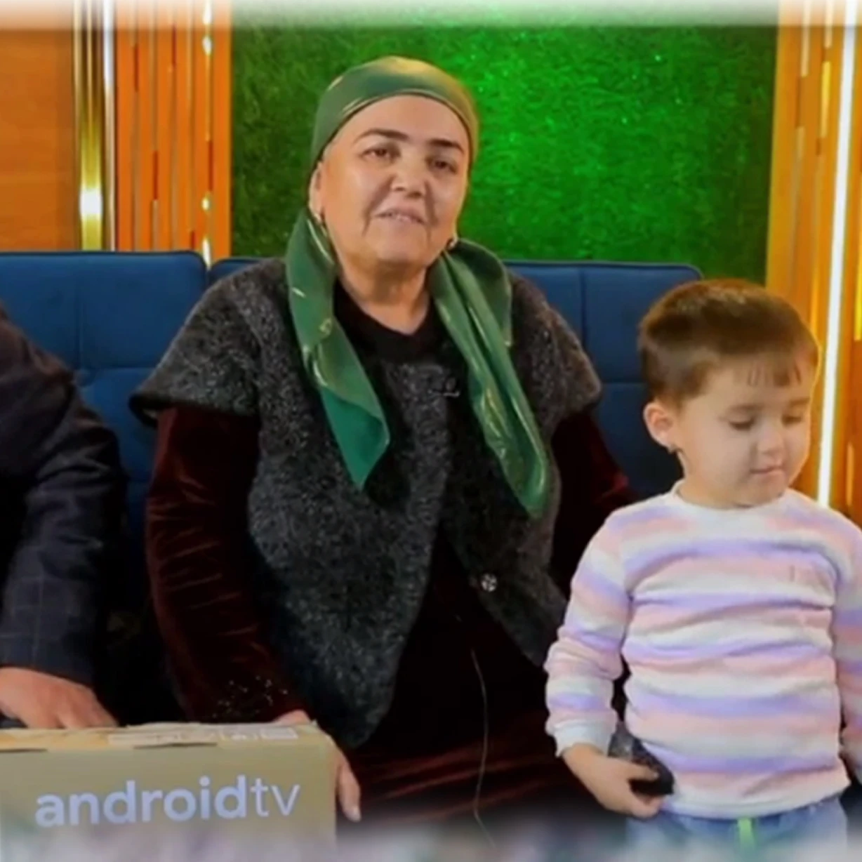 ..🎉 «Mening yurtim» telekanalining 11 yilligiga bag‘ishlangan aksiyada g'olib bo'lgan Buxorolik Shobekovlar oilasiga televizor yetkazib berildi